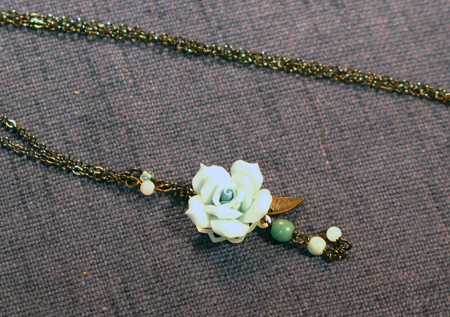 「ETUKO」さんの作る青いバラのビーズネックレス